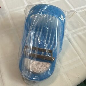 Shower foot scrubber with suction cups